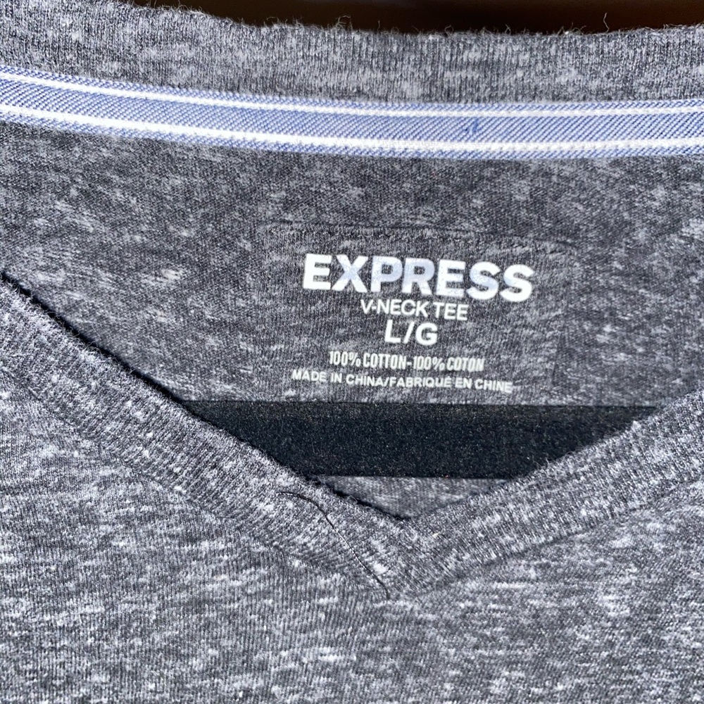 Express V neck - Picture 2 of 2
